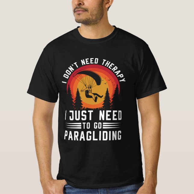 Jag behöver inte terapi jag behöver bara gå och pa t shirt (Framsida)