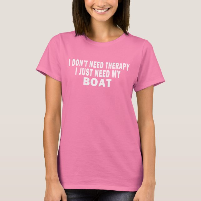 Jag behöver inte terapi. Jag behöver bara min båt  Tee Shirt (Framsida)