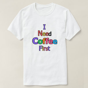 Jag behöver kaffe först Roligt citat för kaffefana T Shirt