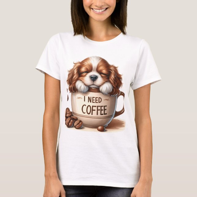 JAG BEHÖVER KAFFE OCH EN CAVALIER KING CHARLES SPA T SHIRT (Framsida)