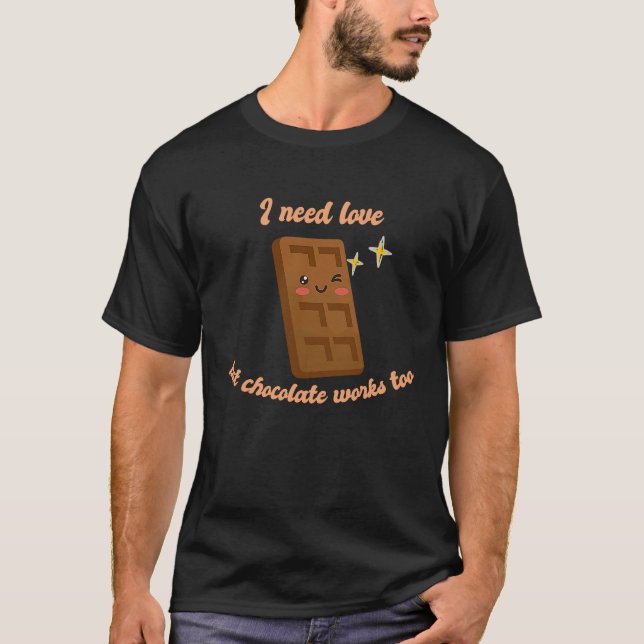 Jag behöver Kärlek, men choklad fungerar för kute  T Shirt (Framsida)