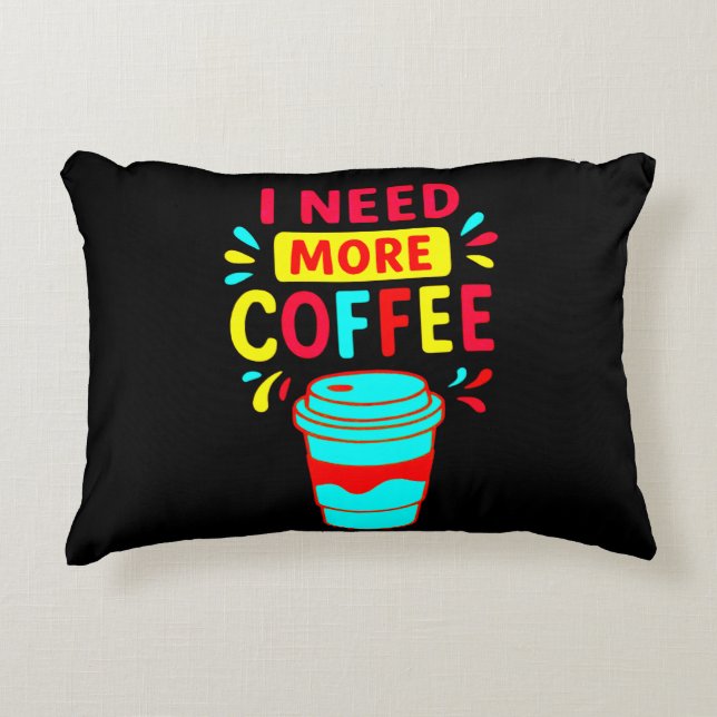 JAG BEHÖVER MER KAFFE PRYDNADSKUDDE (Framsidan)