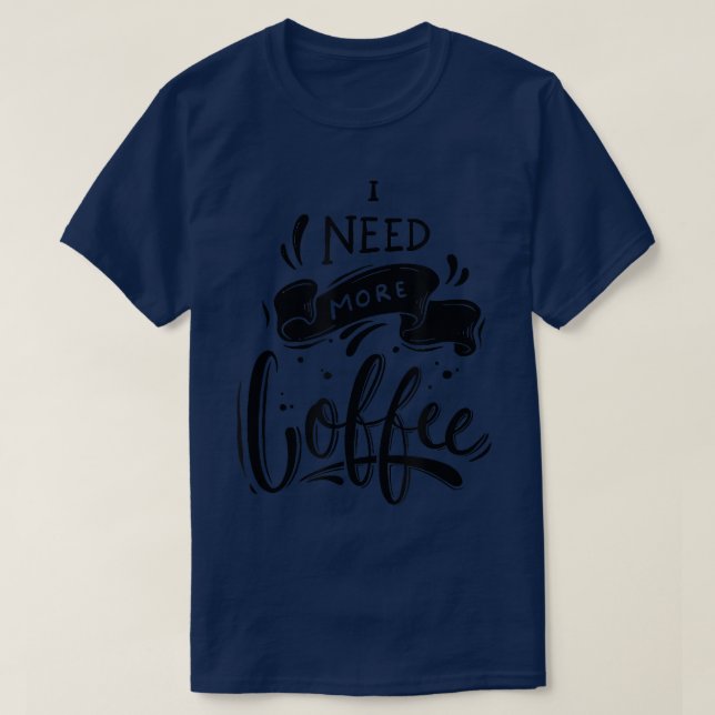 Jag behöver mer kaffe T-Shirt (Design framsida)