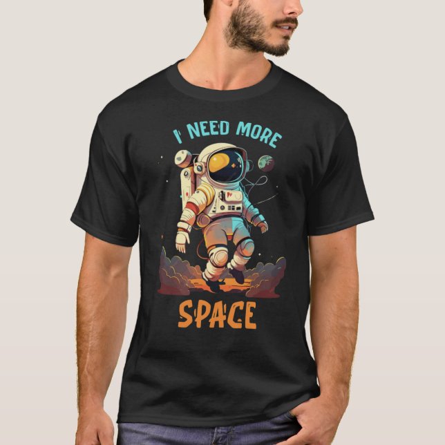 Jag behöver mer utrymme: insamling av konsmiska ye t shirt (Framsida)
