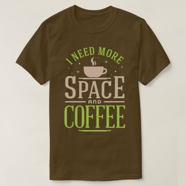 Jag behöver mer utrymme och kaffe Färgversion på e T Shirt (Design framsida)