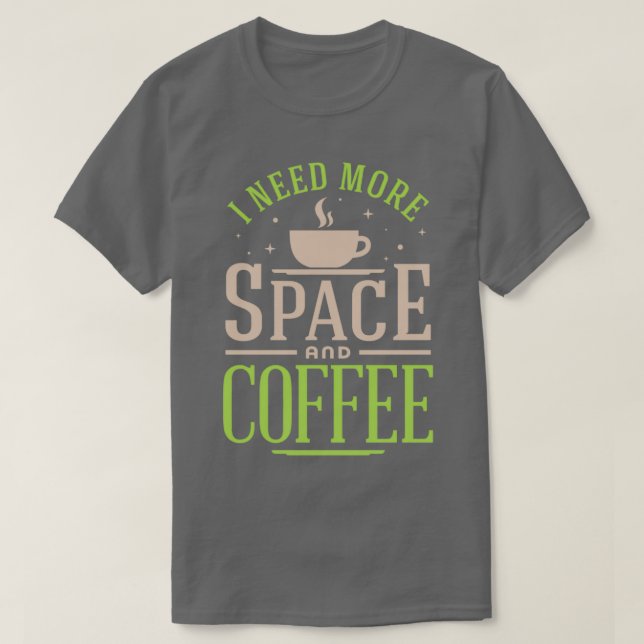 Jag behöver mer utrymme och kaffe Färgversion på e T Shirt (Design framsida)