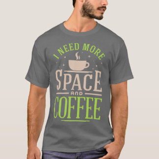 Jag behöver mer utrymme och kaffe Färgversion på e T Shirt