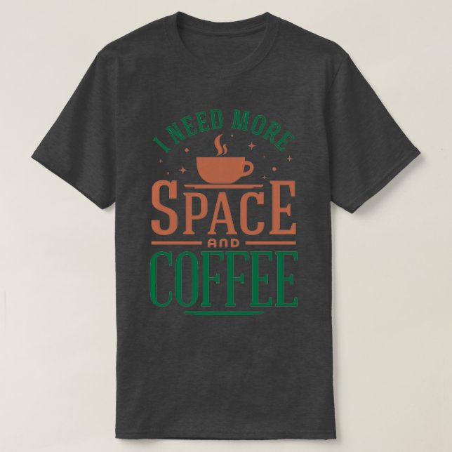 Jag behöver mer utrymme och kaffe Färgversion på e T Shirt (Design framsida)