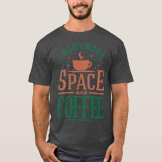 Jag behöver mer utrymme och kaffe Färgversion på e T Shirt