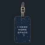 Jag behöver mer utrymme, roligt astronomi bagagebricka<br><div class="desc">Ta en tur in i stjärnorna med den här coolan stjärnor bagagetaggen! Med den mörk blått bakgrunden och de dubbla stjärnorna,  med frasen "I BEHOV MER SPACE",  blir det något att glatt prata om varje gång du användor ditt bagage.</div>