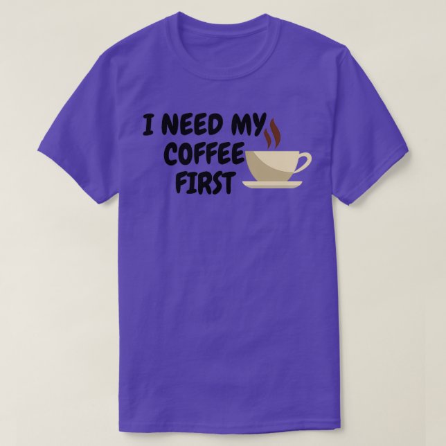 Jag behöver mitt kaffe först t shirt (Design framsida)