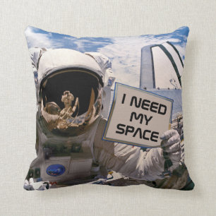 Jag behöver mitt utrymme Roligt NASA-astronaut som Kudde