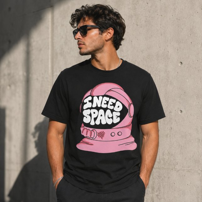 Jag Behöver Utrymme Rosa Retro Rymd hjälm T Shirt (Skapare uppladdad)