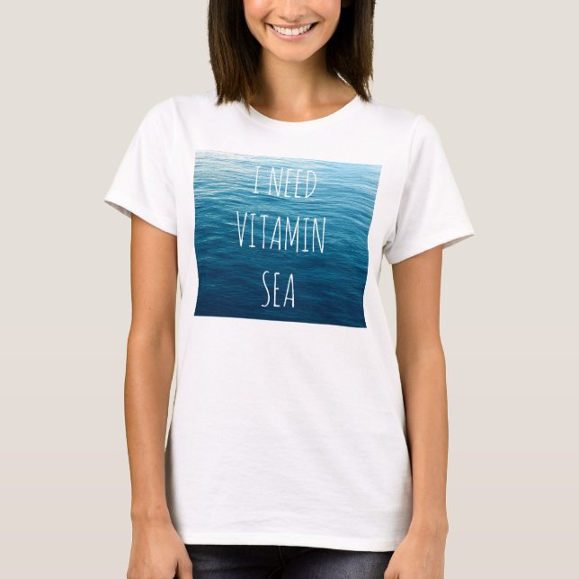 JAG BEHÖVER VITAMIN SEA - T-shirt med havsbakgrund (Framsida)