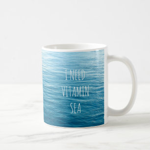 JAG BEHÖVER VITAMINHAVET - mugg med havsbakgrund