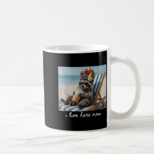 Jag bor här nu Rolig tvättbjörn dricker iskaffe Kaffemugg