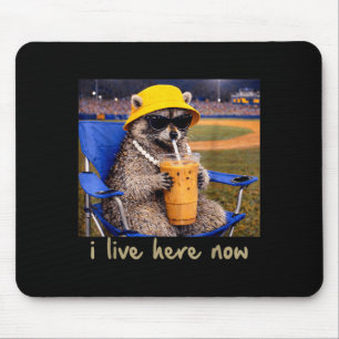 Jag Bor Här Tvättbjörn Kaffe Rolig Baseball Softba Musmatta