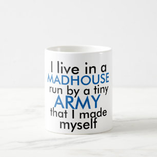 Jag bor i ett madhouse springa av en liten armé kaffemugg