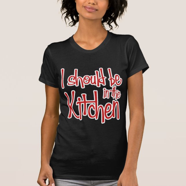 Jag borde vara i köket. tee shirt (Framsida)