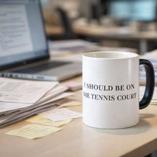 Jag borde vara på tennisbanan Rolig mugg