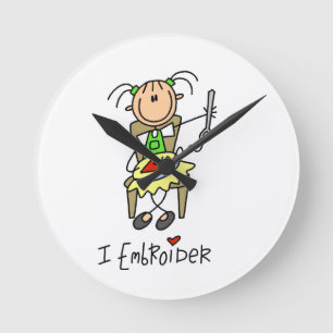 Jag broderar pinnfigur rund klocka
