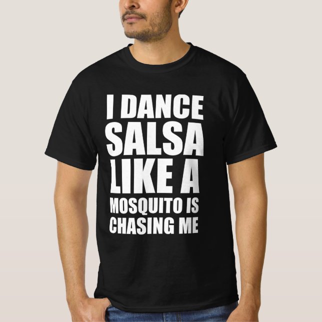 Jag dansar salsa som en mygga jagar mig t shirt (Framsida)