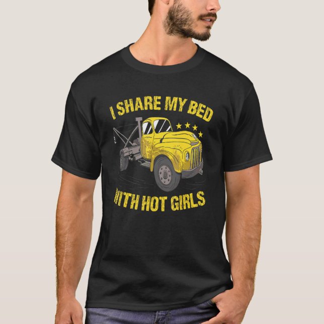 Jag delar min säng med heta flickor bogserbil föra t shirt (Framsida)