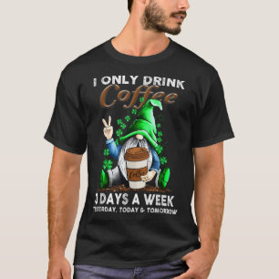 Jag dricker bara kaffe tre dagar i veckan i går t shirt