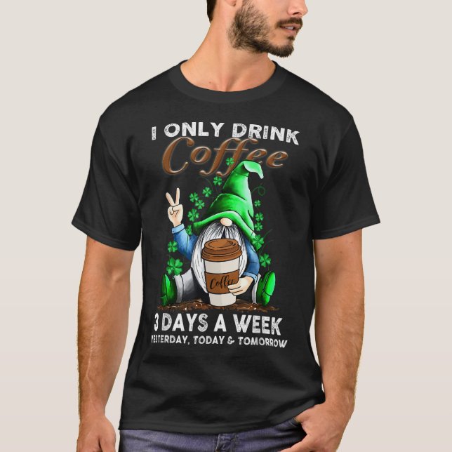 Jag dricker bara kaffe tre dagar i veckan i går t shirt (Framsida)