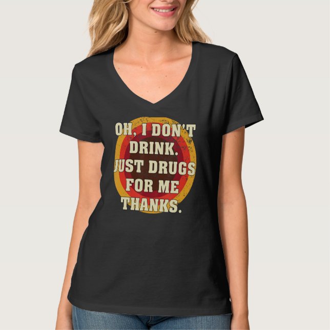 Jag dricker inte bara droger för mig tack. t shirt (Framsida)