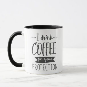 Jag dricker kaffe för ditt skydd Mugg