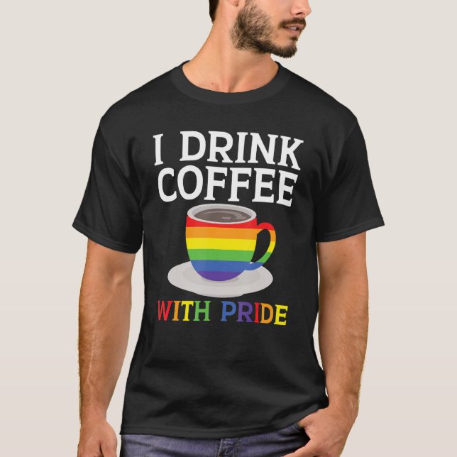 Jag dricker kaffe med Pridet Rainbow Pride Month H T Shirt (Framsida)
