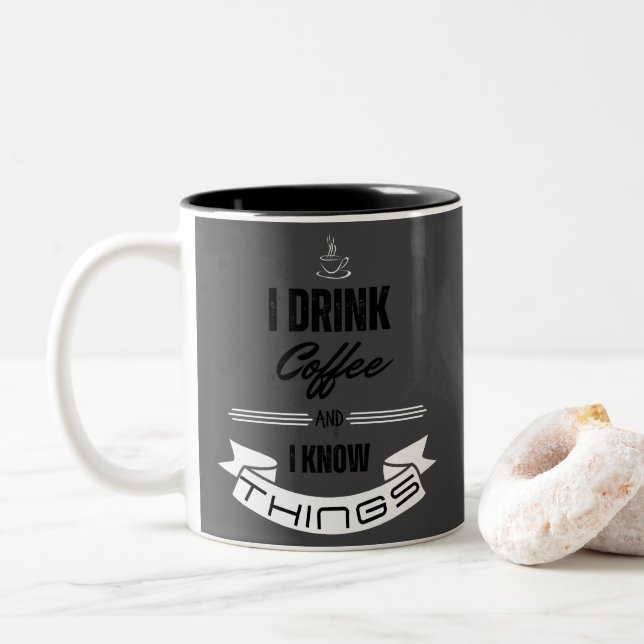 Jag dricker kaffe och jag känner Sak Två-Tonad Mugg (Med munk)