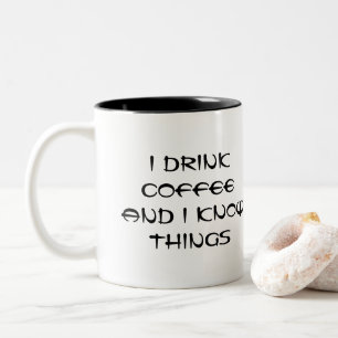 Jag dricker kaffe och jag känner sak Två-Tonad mugg