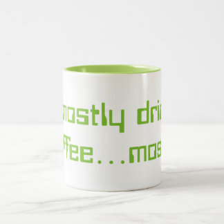 Jag dricker mestadels kaffe… mestadels Två-Tonad mugg
