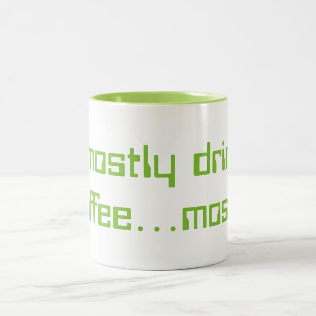 Jag dricker mestadels kaffe… mestadels Två-Tonad mugg (Center)