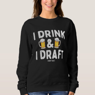 Jag dricker och jag draftar väldigt fort Fantasy T Shirt