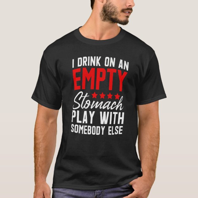 Jag dricker på ett tomt stomach-spel med någon Els T Shirt (Framsida)