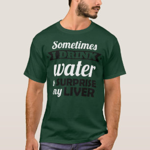 Jag dricker vatten för att överraska min lever t shirt