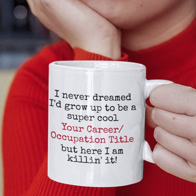 Jag drömde aldrig att jag skulle vara Anpassningsb Kaffemugg (super cool custom occupation killin it funny quotes mug
)