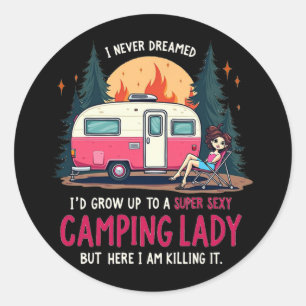 Jag drömde aldrig Super Y Camping Lady Killing It Runt Klistermärke
