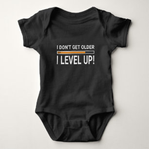 Jag får inte äldre - jag jämnar upp! tee shirt