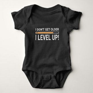 Jag får inte äldre - jag jämnar upp! tee shirt