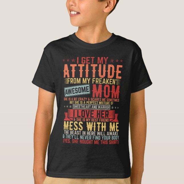 Jag får min attityd Fantastisk Mamma Boy T Shirt (Framsida)