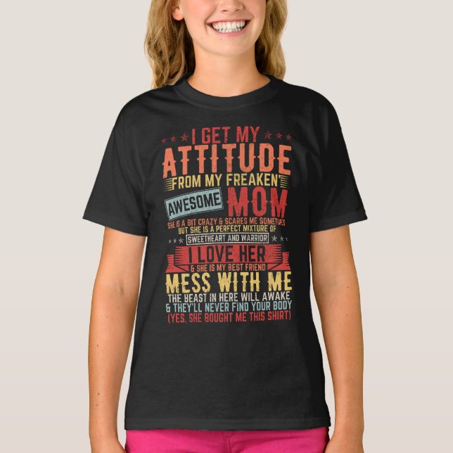 Jag får min attityd Fantastisk Mamma Girl T Shirt (Framsida)