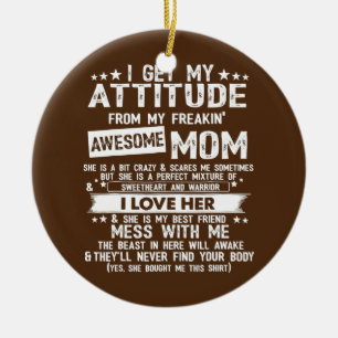Jag får min attityd från min Freaking Fantastisk M Julgransprydnad Keramik