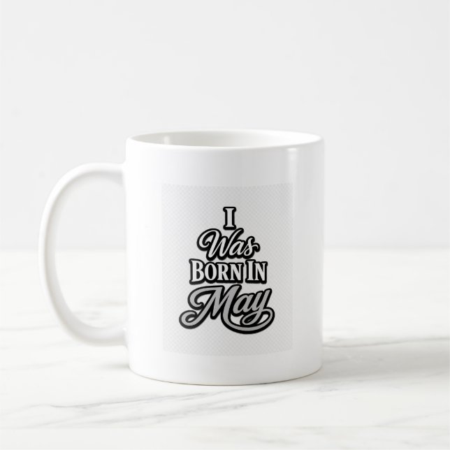 Jag Föddes i Maj Födelsedags Typografi Design Kaffemugg (Vänster)