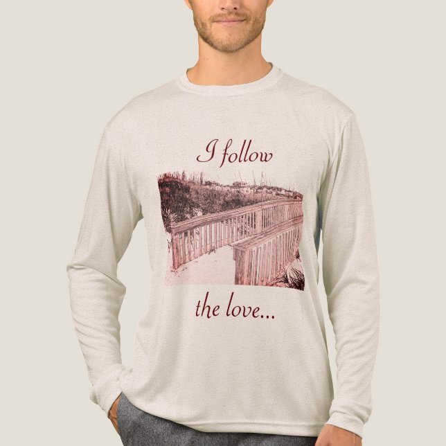 "Jag följer Kärlek" Rosa Beach Walkway Art Tecknin T Shirt (Framsida)