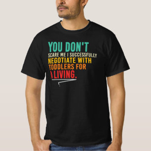 Jag Förhandlar Med Småbarn För Att Försörja Mig T Shirt
