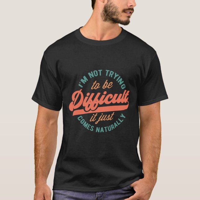Jag försöker inte vara svår | Funny Sarcastic T Shirt (Framsida)